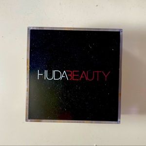 HUDA BEAUTY Baking & Setting Powder